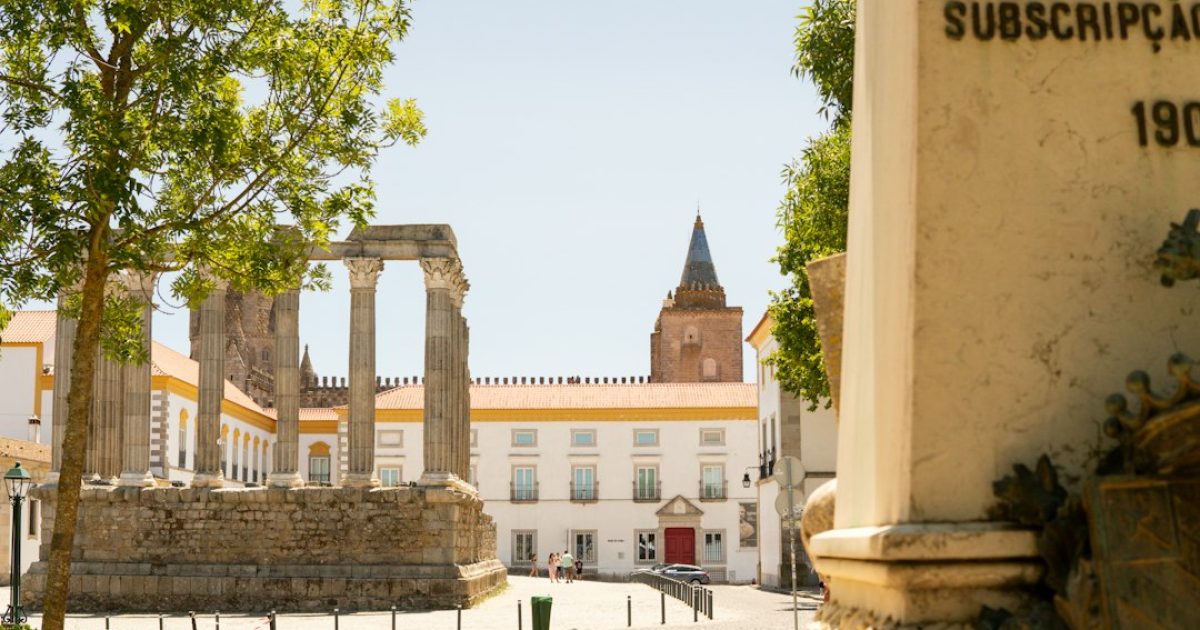 Representação digital de uma câmara municipal em Portugal, simbolizando a importância da infraestrutura de hosting local para serviços públicos.