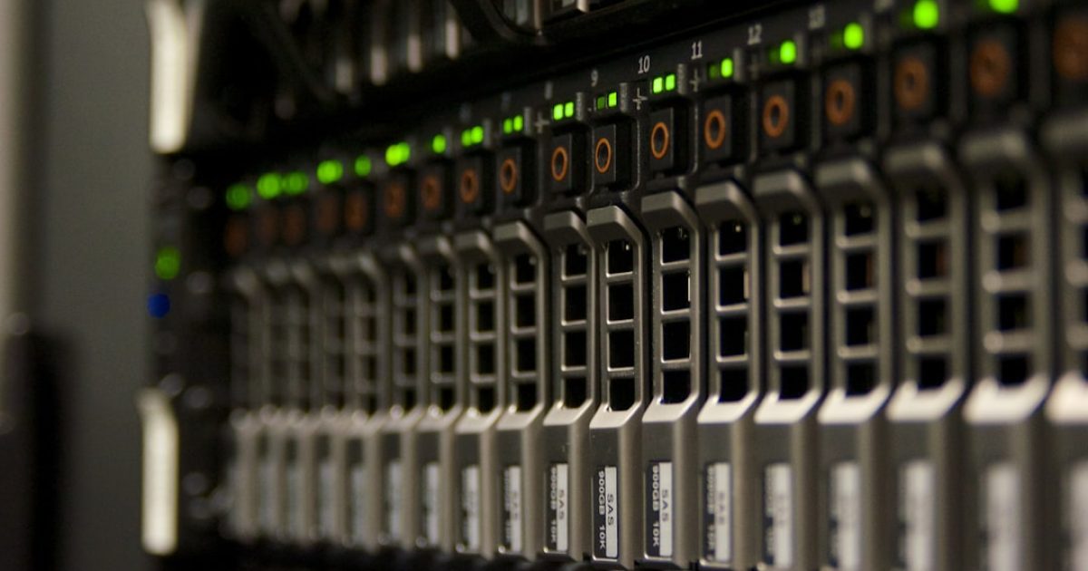 Ícones de alojamento web, SSL e CDN interligados, simbolizando um pacote integrado para otimização e segurança de websites.