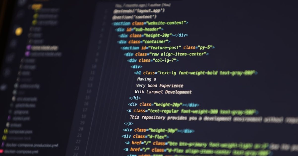 Programador a trabalhar em código de frameworks web modernos, com gráficos e ícones que representam performance e inovação digital.